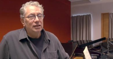 Marcher d’un pas décidé : la musique au service de la mémoire