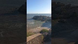 Marées impressionnantes, crique cachée sous les vagues.