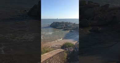 Marées impressionnantes, crique cachée sous les vagues.