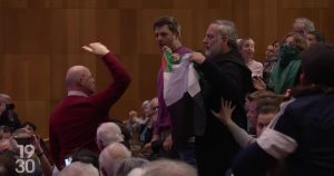 Martin Pfister chahuté par des militants pro-palestiniens à l'Université de Genève | RTS