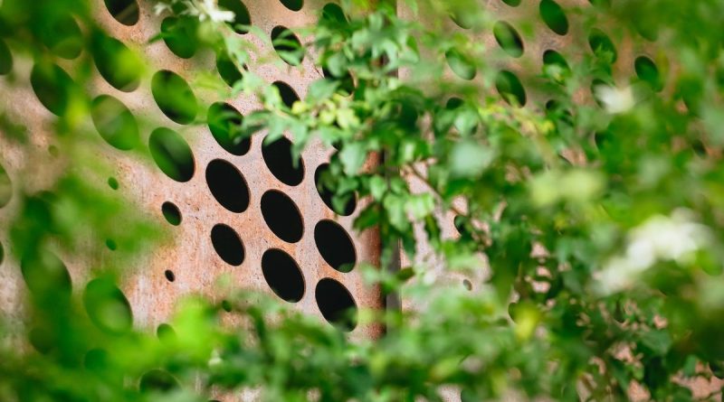Matériau noble, durable, mais un peu cher : l’acier corten, le bon choix pour un jardin contemporain - ici