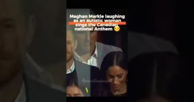 Meghan rit pendant la performance d'une femme autiste