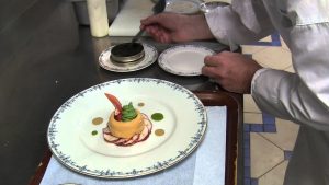 Michel Roth élabore une entrée au Ritz Paris