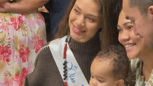 Miss Tahiti 2025 Hinaupoko Devèze rend visite aux malades polynésiens à Paris