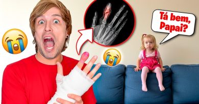 Mon père se blesse à la main sur le nouveau canapé !