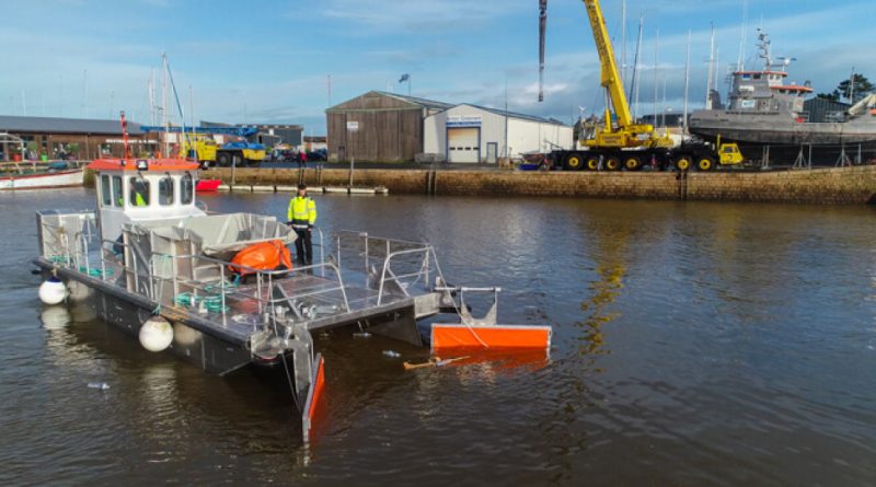 Multi Cleaner 100A : le navire amphibie  qui collecte les sargasses de la mer à la plage
