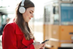 Warner signe la paix et s’associe avec la startup Suno, créatrice de musique par l’IA