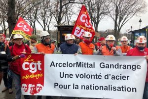 Nationalisation d'ArcelorMittal France, les sidérurgistes manifestent devant l'assemblée nationale pour appuyer la proposition de loi de LFI