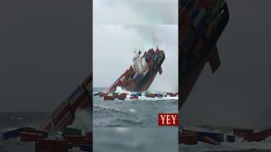 Navire de cargo chavire, conteneurs perdus en mer