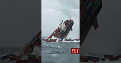 Navire de cargo chavire, conteneurs perdus en mer