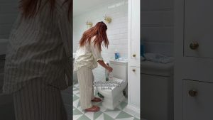 Nettoyage en profondeur de la salle de bain de la maison d'hôtes 🧼