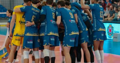 Les joueurs du Nice Volley Ball en cercle sur le terrain en bleu.