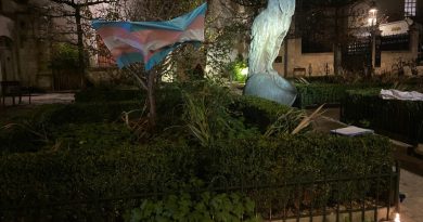 Rassemblement pour le TDoR, place truc truc à Orléans. Crédit : Jeanne Beaudoin