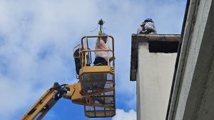 "Nous n’avons pas d’obligation légale à le faire" : après un long combat, il réussit enfin à enlever le paratonnerre radioactif du toit de son immeuble
