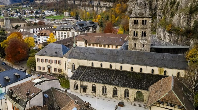Nouvel abbé à l'Abbaye de Saint-Maurice : engagement contre les abus confirmé | RTS