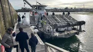 Nouvelle piste pour la collecte des sargasses : le test d’un navire amphibie en Bretagne