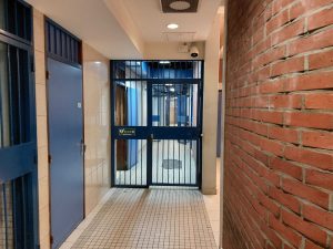 Odeurs, étroitesse, insalubrité... Dans les geôles du tribunal de Bobigny, l'enfer de l'attente