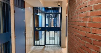 Odeurs, étroitesse, insalubrité... Dans les geôles du tribunal de Bobigny, l'enfer de l'attente