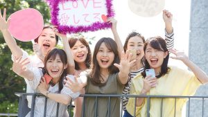 « Oshikatsu » : combien donnent les Japonais pour leurs stars réelles ou fictives préférées ?