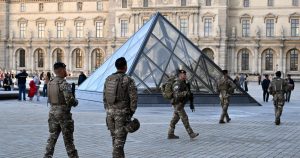 Paris. Cambriolage au Louvre : défèrements en cours pour les suspects interpellés