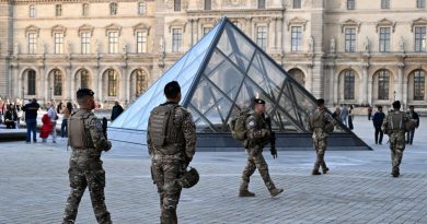 Paris. Cambriolage au Louvre : défèrements en cours pour les suspects interpellés