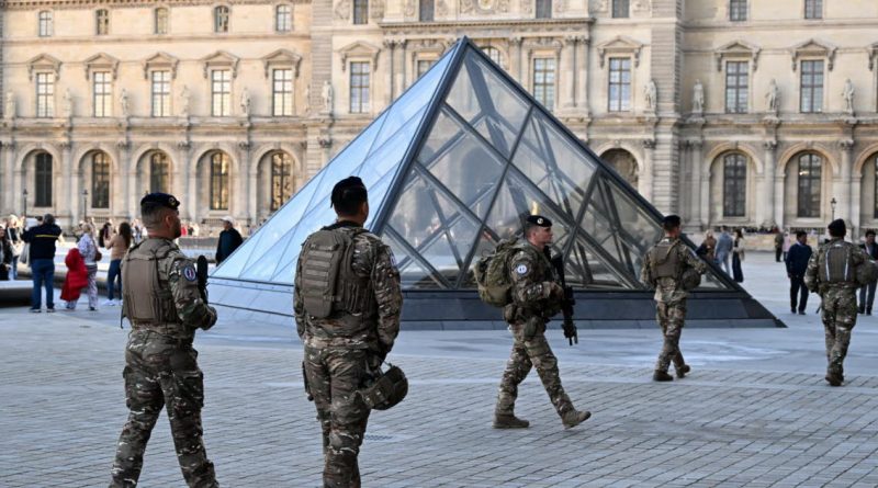 Paris. Cambriolage au Louvre : défèrements en cours pour les suspects interpellés