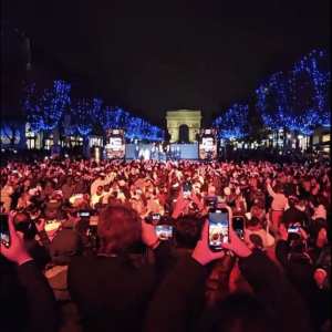 Paris a lancé les illuminations de Noël