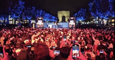 Paris a lancé les illuminations de Noël