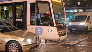 Paris : un tramway déraille et fonce dans un bus après avoir glissé sur des feuilles mortes