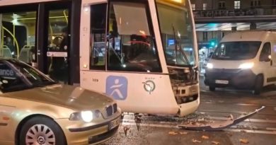 Paris : un tramway déraille et fonce dans un bus après avoir glissé sur des feuilles mortes