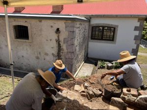 Patrimoine : de nouvelles fouilles sur le site historique de l’île Nou en vue d’un projet de restauration