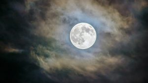 La pleine lune influence-t-elle notre sommeil ? Analyse des recherches scientifiques