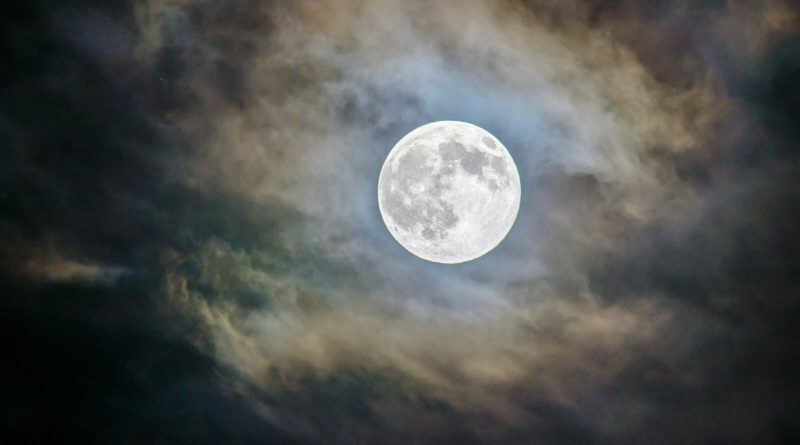 La pleine lune influence-t-elle notre sommeil ? Analyse des recherches scientifiques