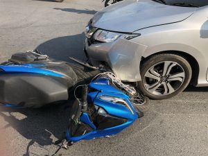 Pointe-Noire : un motard grièvement blessé dans une collision sur la RN2