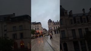Poitiers : Patrimoine et Vie Urbaine au Cœur de la Ville