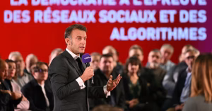 Emmanuel Macron lors d'un débat avec des lecteurs des journaux de l'est de la France, appartenant au groupe Ebra, sur le thème de "la démocratie à l'épreuve des réseaux sociaux et des algorithmes" à Mirecourt le 28 novembre 2025