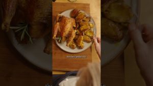 Poulet rôti parfait avec pommes de terre savoureuses