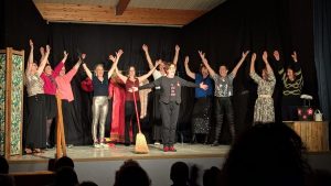 Première de Maux Za Hik : un triomphe pour les comédiennes d’un jour révélées par le comité de cancérologie