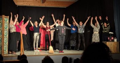 Première de Maux Za Hik : un triomphe pour les comédiennes d’un jour révélées par le comité de cancérologie