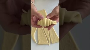 Préparez des croissants au chocolat facilement ! 🍫✨