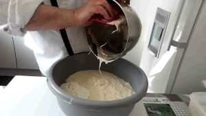 Préparez une bassine de pâte à pain maison avec poolish