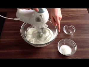 Préparez une pâte à biscuit roulé pour votre bûche de Noël