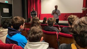 « Qu’est-ce que ça fait de voir des personnes mourir sous vos yeux ? » : des collégiens face à un rescapé du Bataclan