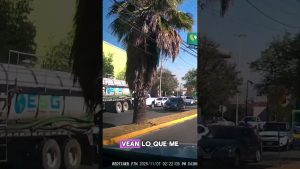 Qu'est-ce qui se trouve à côté de la camionnette de secours ?