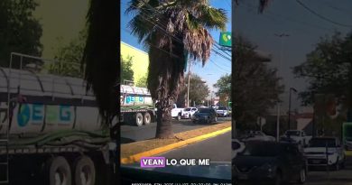 Qu'est-ce qui se trouve à côté de la camionnette de secours ?