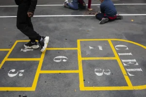 Paris dévoile un plan d'actions après les révélations sur les agressions sexuelles dans les écoles