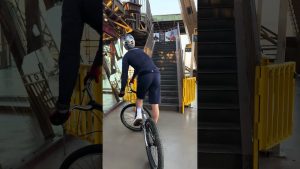 🌍 RECORD MONDIAL : VTT au sommet de la Tour Eiffel
