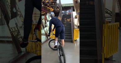 🌍 RECORD MONDIAL : VTT au sommet de la Tour Eiffel