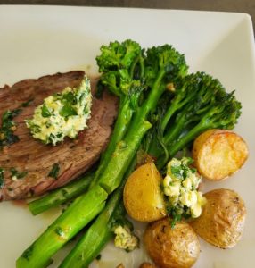 Recette de steak de bœuf au beurre à l'ail avec Bimi en accompagnement