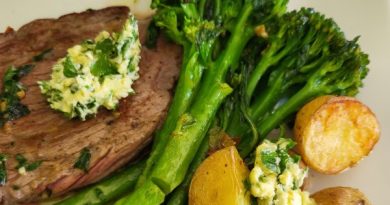 Recette de steak de bœuf au beurre à l'ail avec Bimi en accompagnement